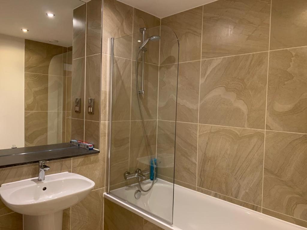 Modern 2 Bed 2 Bath Apartment In Central Croydon! Exterior foto