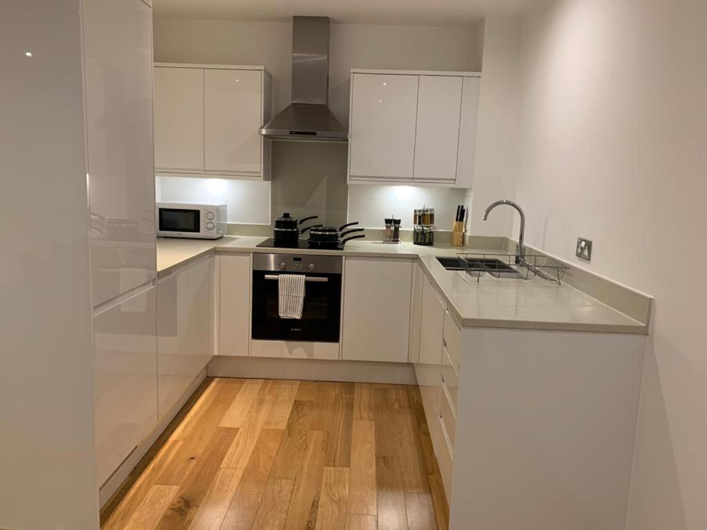 Modern 2 Bed 2 Bath Apartment In Central Croydon! Exterior foto