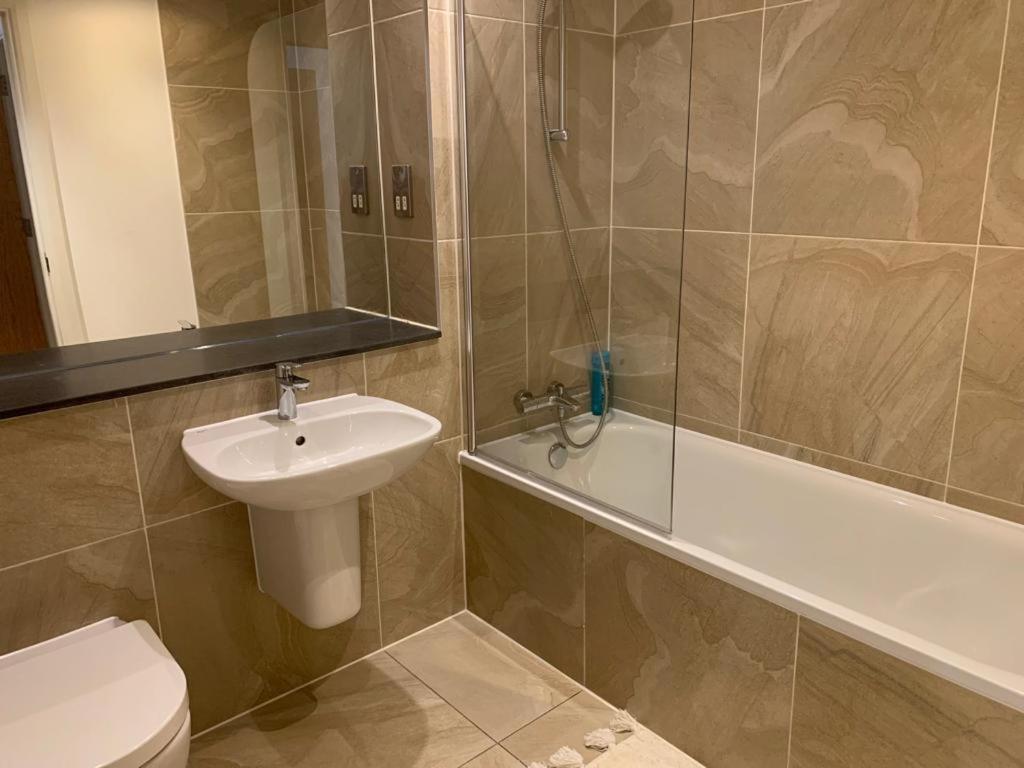 Modern 2 Bed 2 Bath Apartment In Central Croydon! Exterior foto