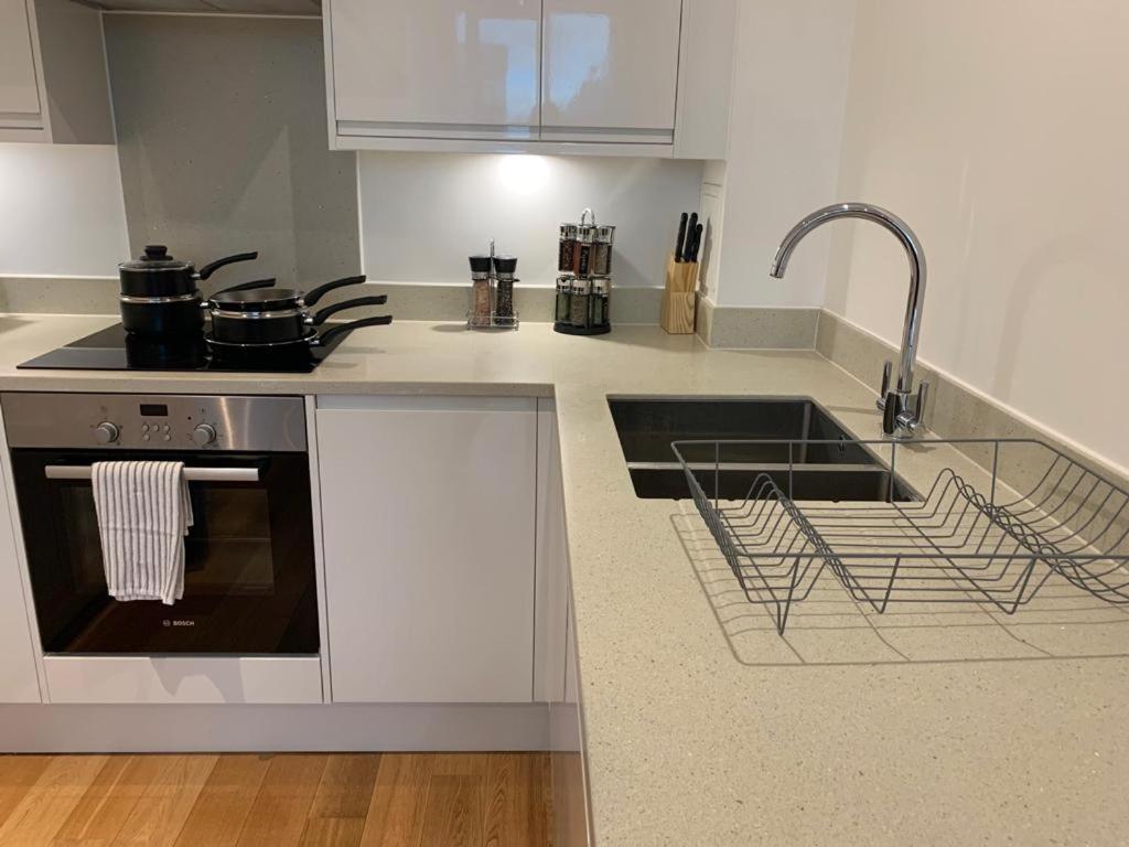 Modern 2 Bed 2 Bath Apartment In Central Croydon! Exterior foto