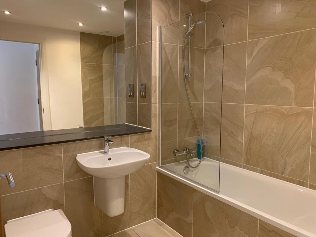 Modern 2 Bed 2 Bath Apartment In Central Croydon! Exterior foto